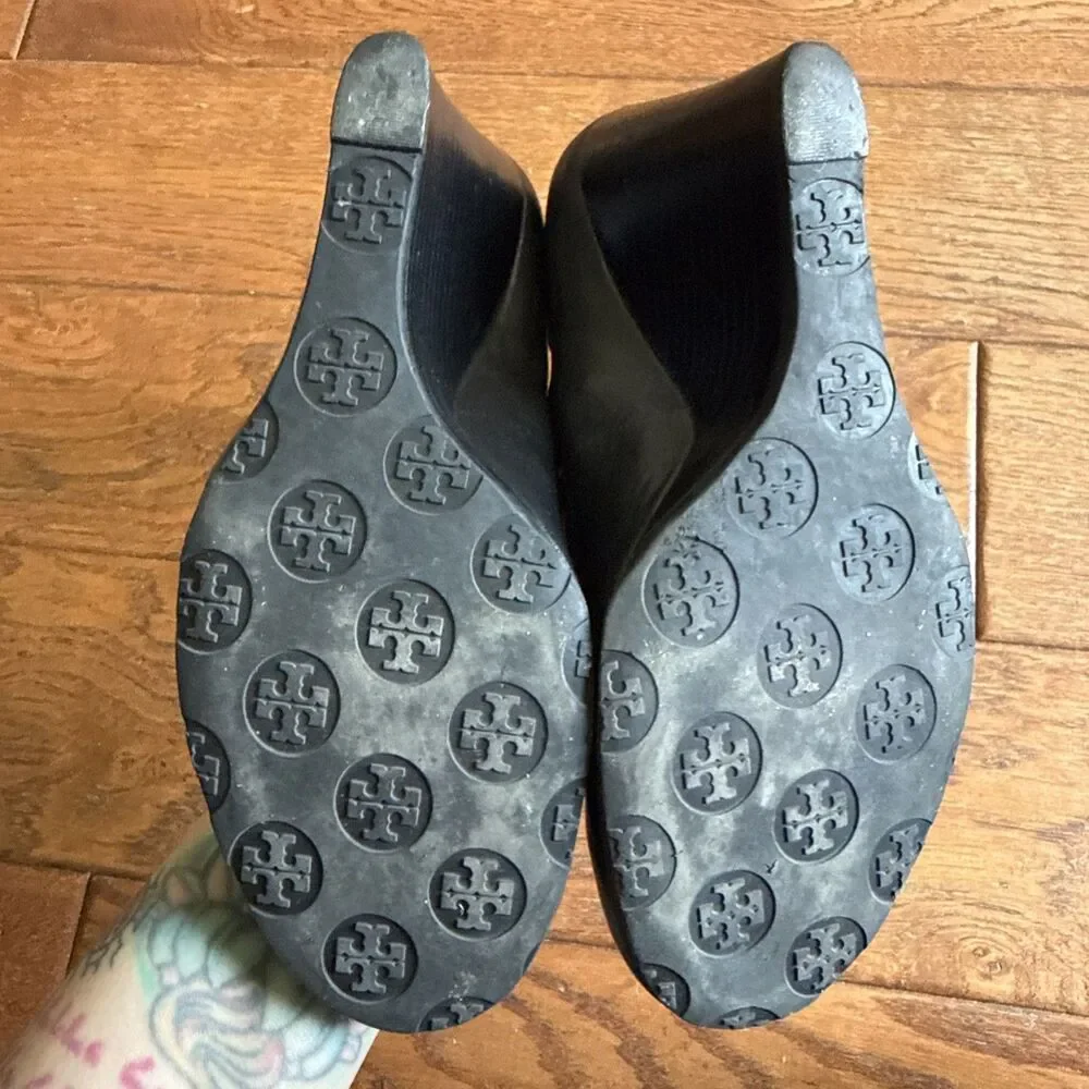 Tory Burch Sophie Wedges Black Leather Gold Tone Logo Emblem Heels 8 M